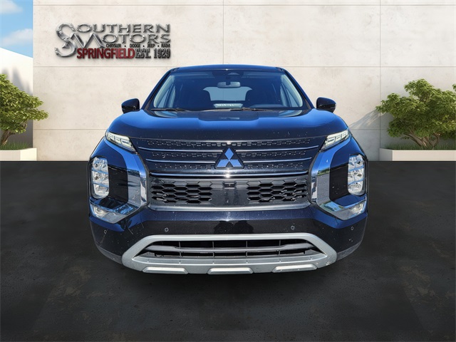 2024 Mitsubishi Outlander SE Image 2 of 26