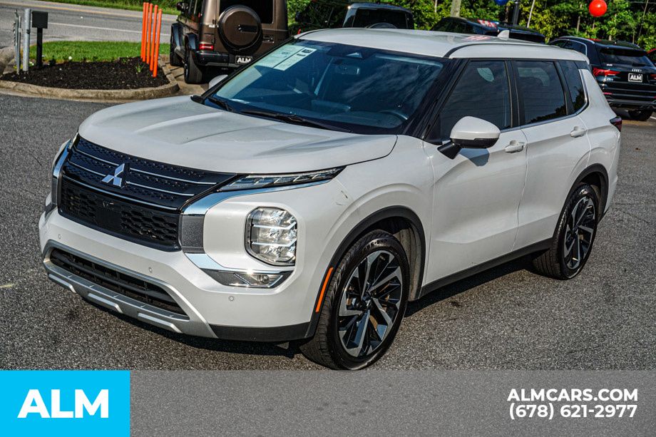 2024 Mitsubishi Outlander SE Image 2 of 76