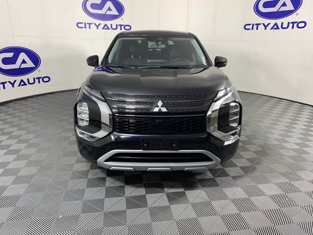 2024 Mitsubishi Outlander SE Image 2 of 42