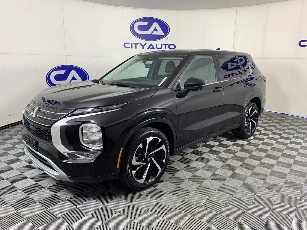 2024 Mitsubishi Outlander SE Image 1 of 42