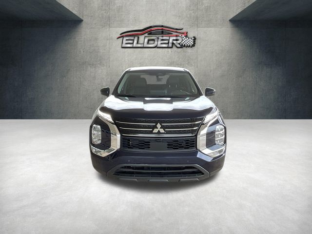 2024 Mitsubishi Outlander SE Image 2 of 31