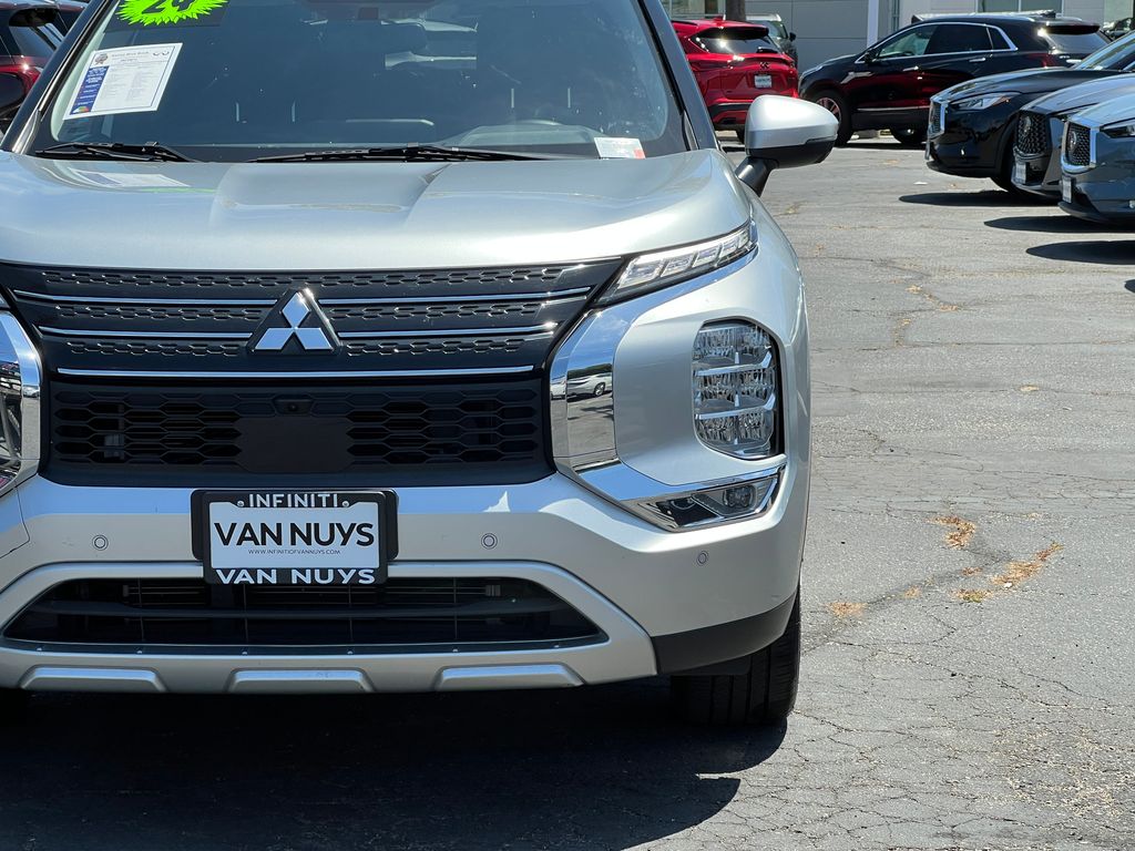2024 Mitsubishi Outlander SE Image 3 of 36