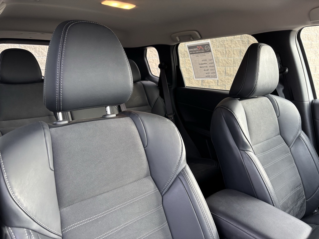 Vehicle image 23 of 29