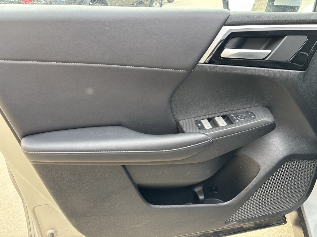 Vehicle image 21 of 29