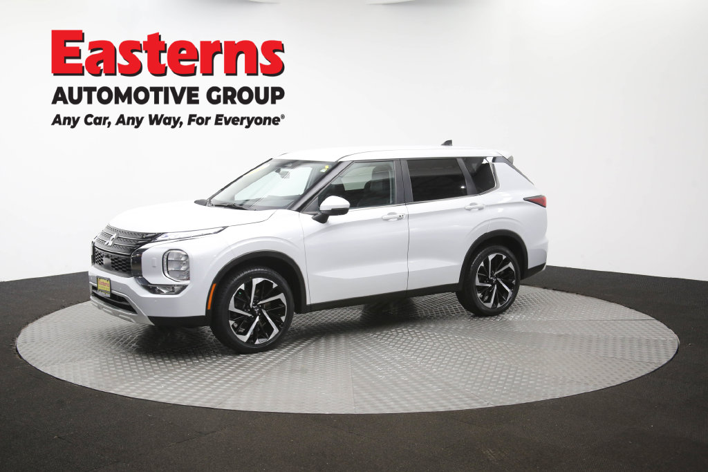 2024 Mitsubishi Outlander SE Image 2 of 68