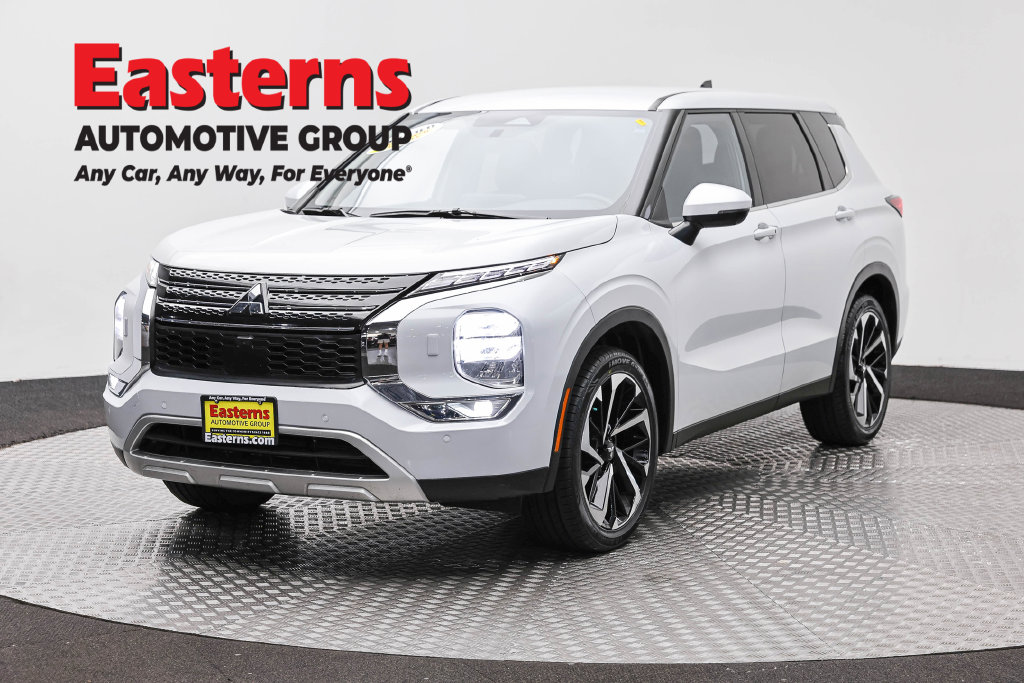 2024 Mitsubishi Outlander SE Image 1 of 68