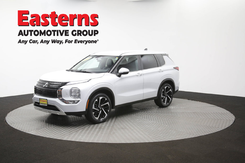 2024 Mitsubishi Outlander SE Image 3 of 68