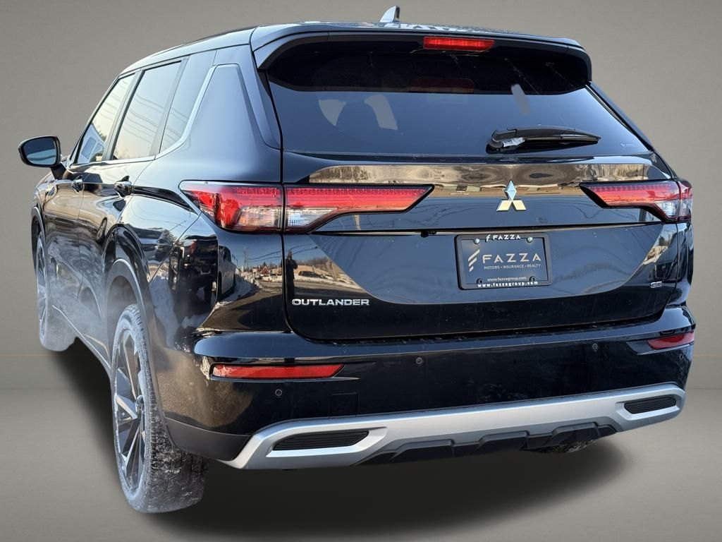 2024 Mitsubishi Outlander SE Image 9 of 38