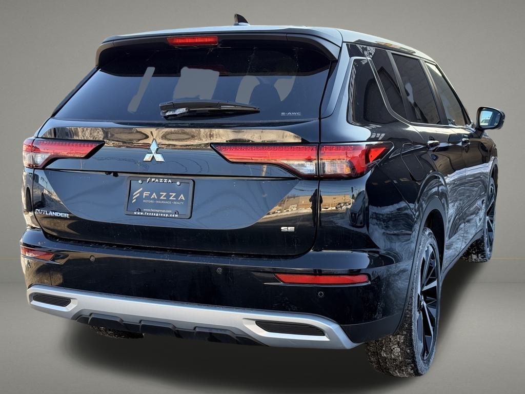 2024 Mitsubishi Outlander SE Image 5 of 38