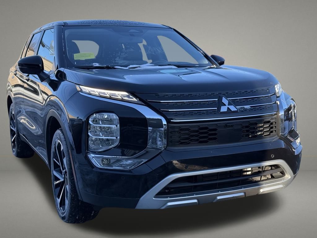 2024 Mitsubishi Outlander SE Image 3 of 38