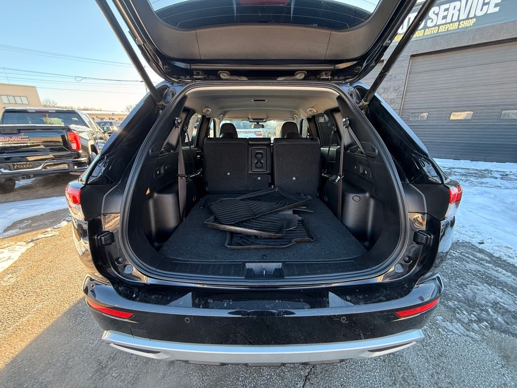 2024 Mitsubishi Outlander SE Image 12 of 38