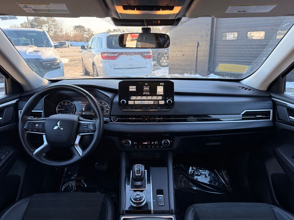 2024 Mitsubishi Outlander SE Image 19 of 38