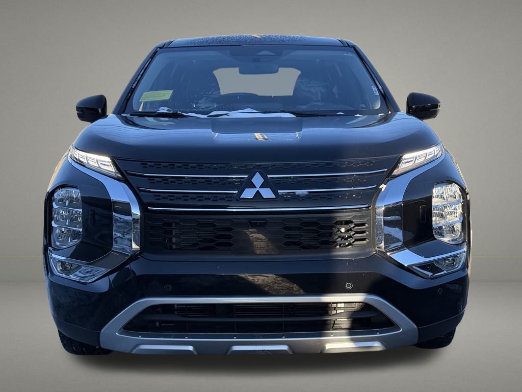 2024 Mitsubishi Outlander SE Image 2 of 38