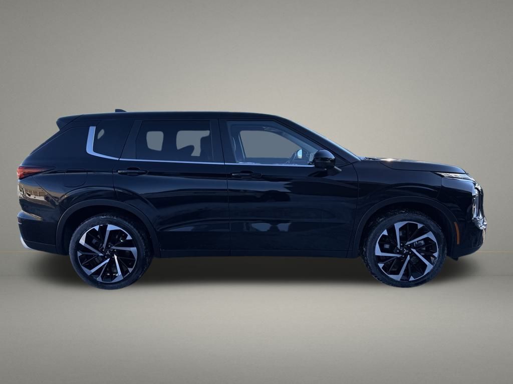 2024 Mitsubishi Outlander SE Image 4 of 38