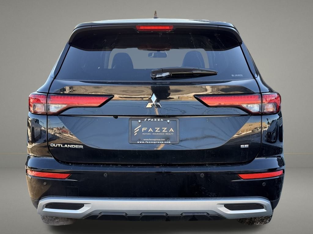 2024 Mitsubishi Outlander SE Image 6 of 38