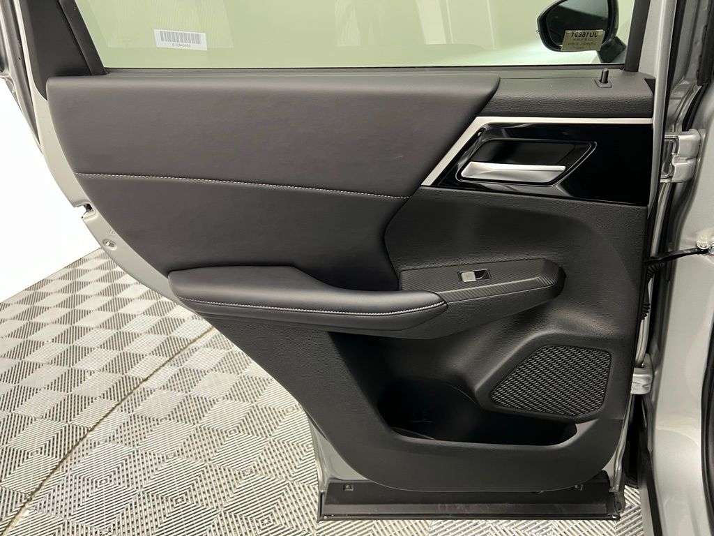 Vehicle image 32 of 45