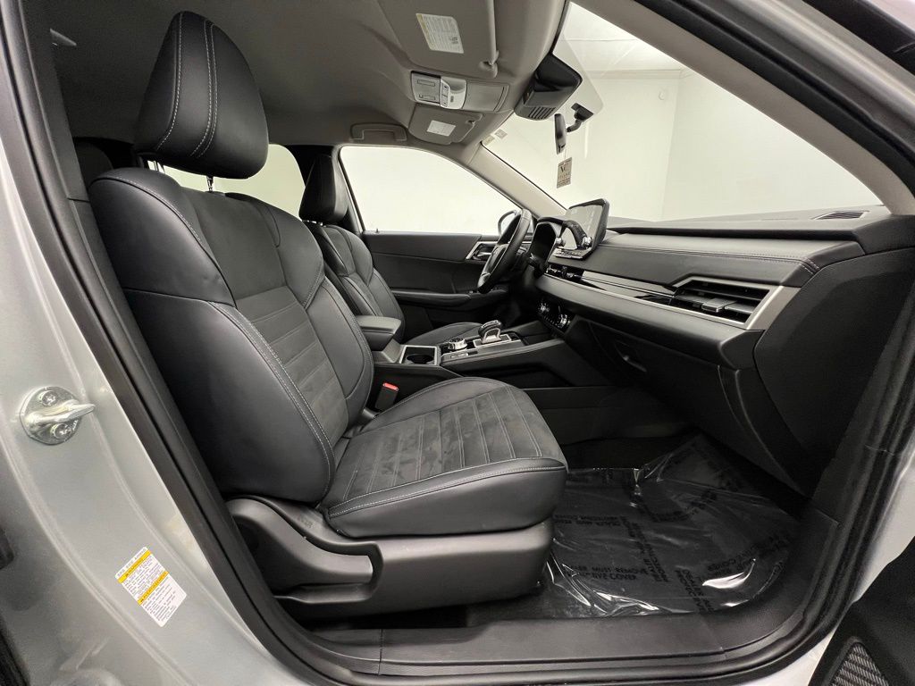 Vehicle image 33 of 45