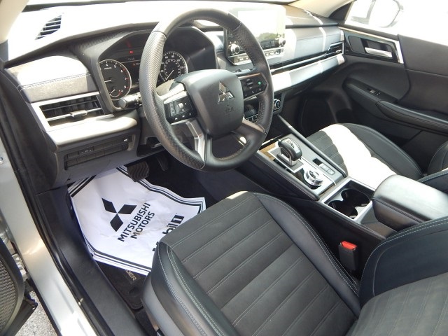 Vehicle image 17 of 33