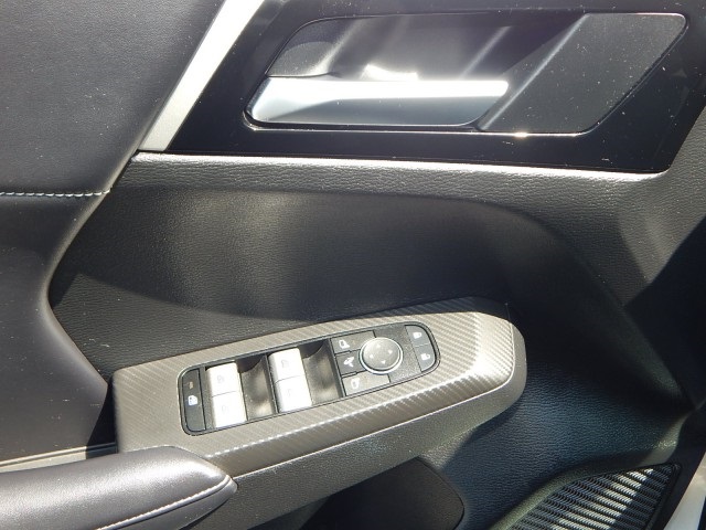 Vehicle image 18 of 33