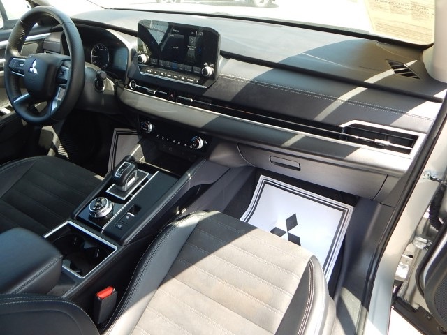 Vehicle image 21 of 33