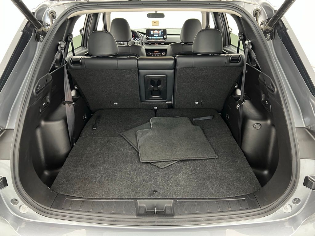 Vehicle image 33 of 38
