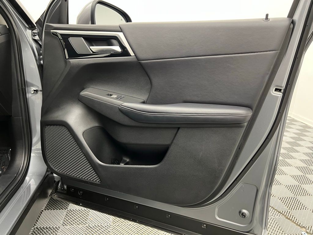 Vehicle image 29 of 38