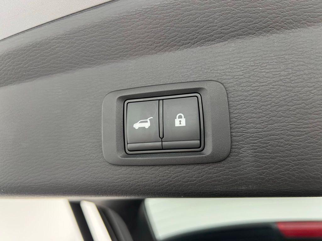 Vehicle image 34 of 38