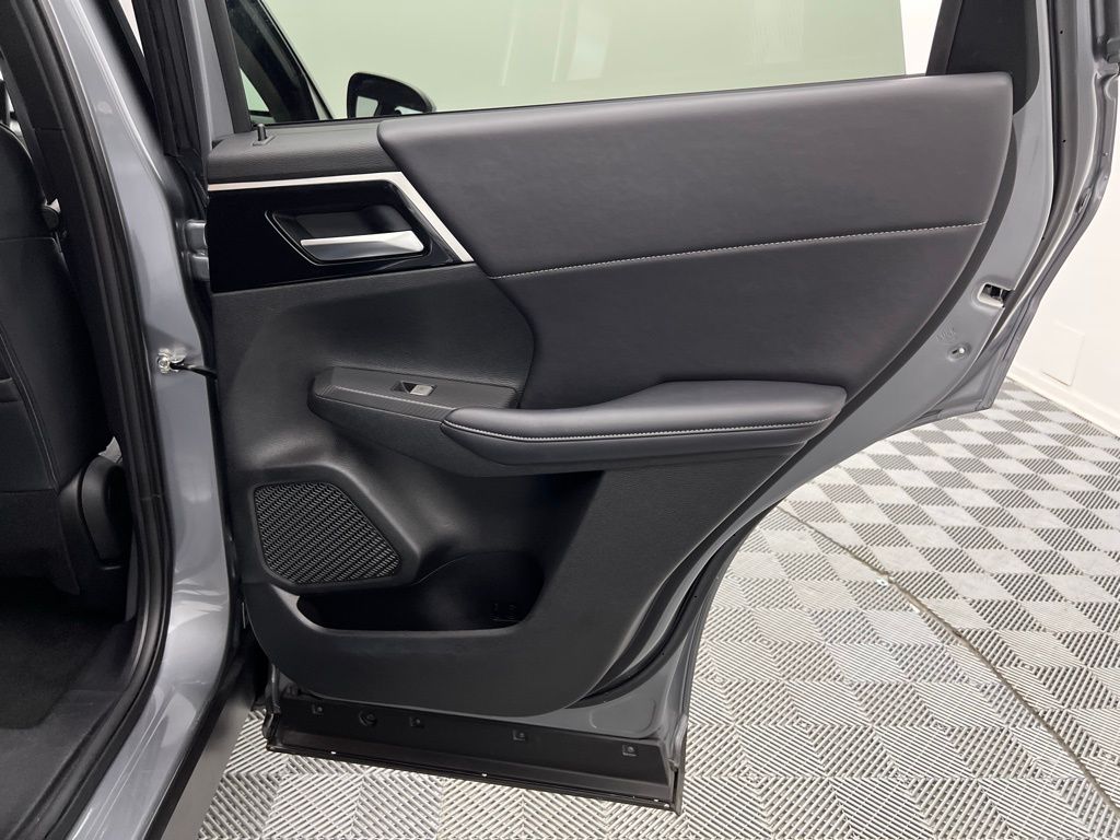 Vehicle image 31 of 38