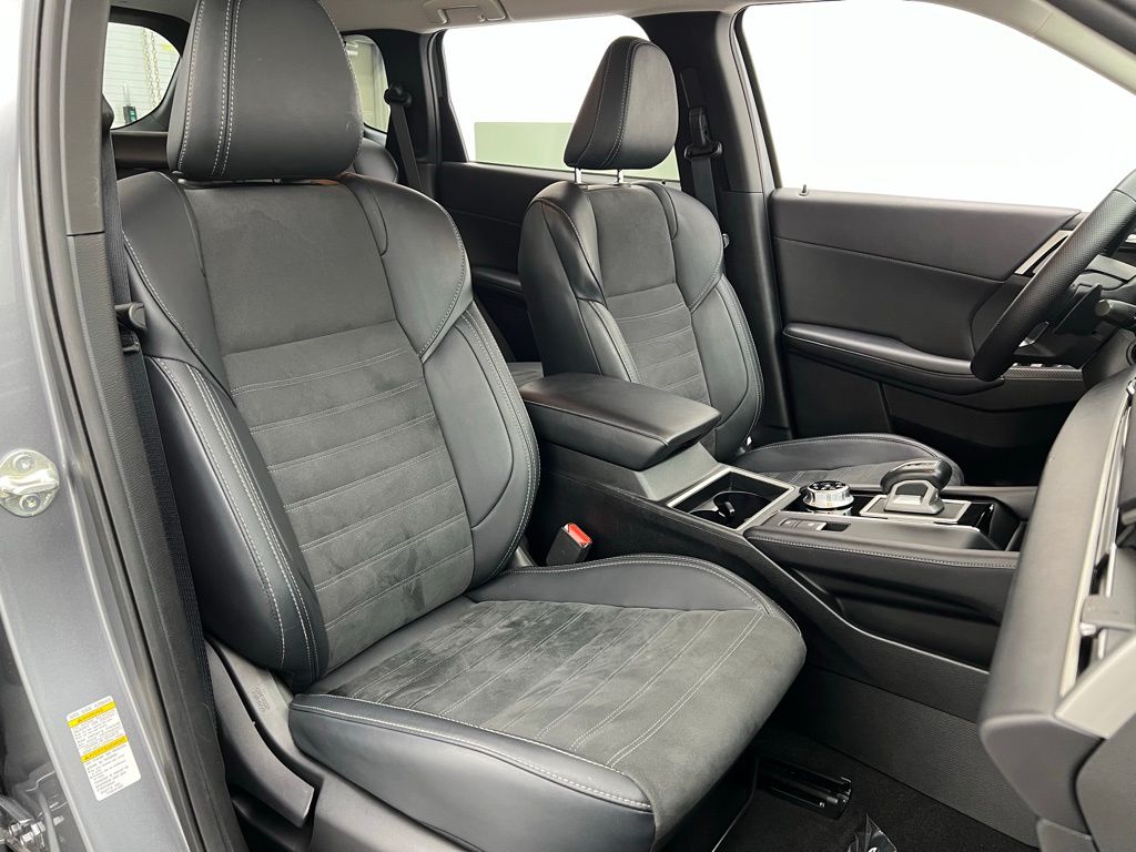 Vehicle image 26 of 38