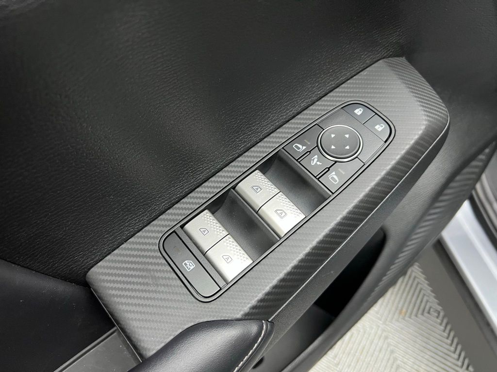 Vehicle image 21 of 38