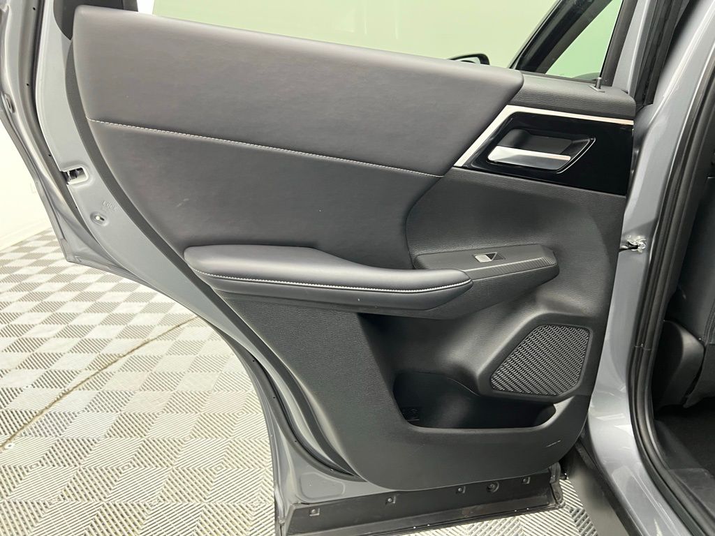 Vehicle image 25 of 38