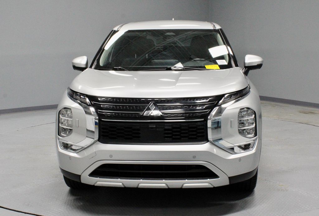 2024 Mitsubishi Outlander SE Image 2 of 32
