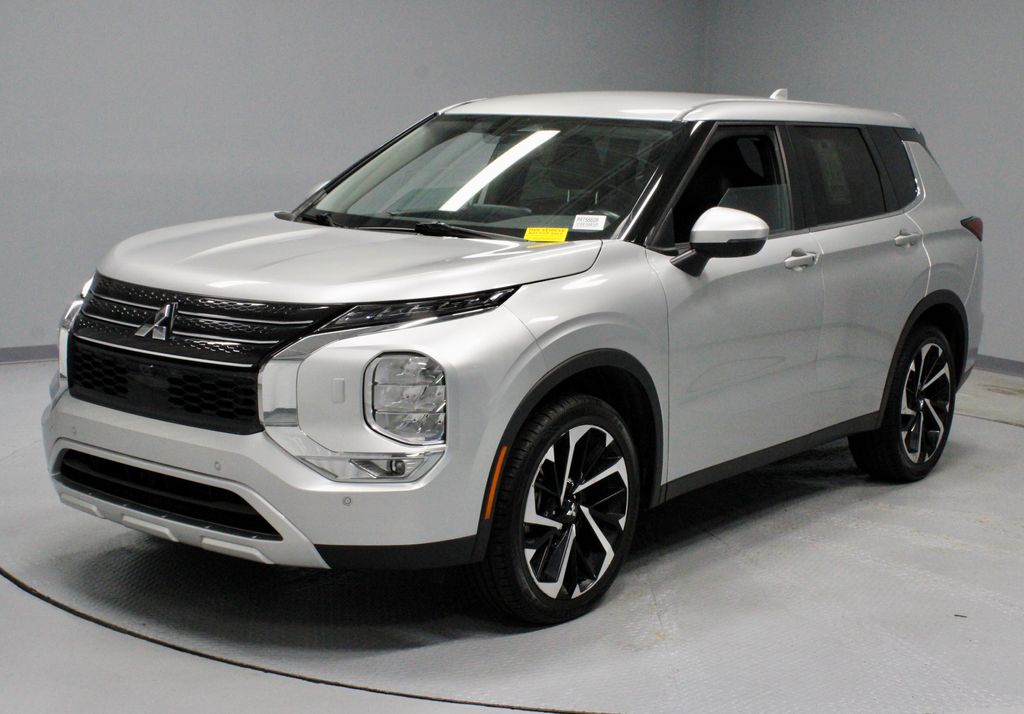 2024 Mitsubishi Outlander SE Image 1 of 32