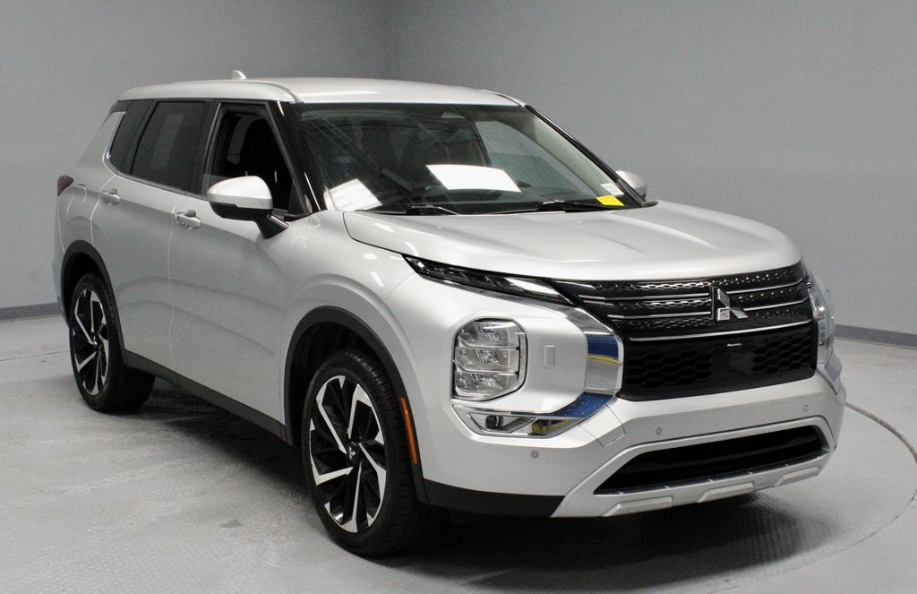 2024 Mitsubishi Outlander SE Image 3 of 32