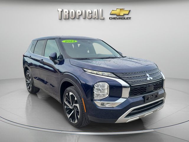 2024 Mitsubishi Outlander SE Image 2 of 35