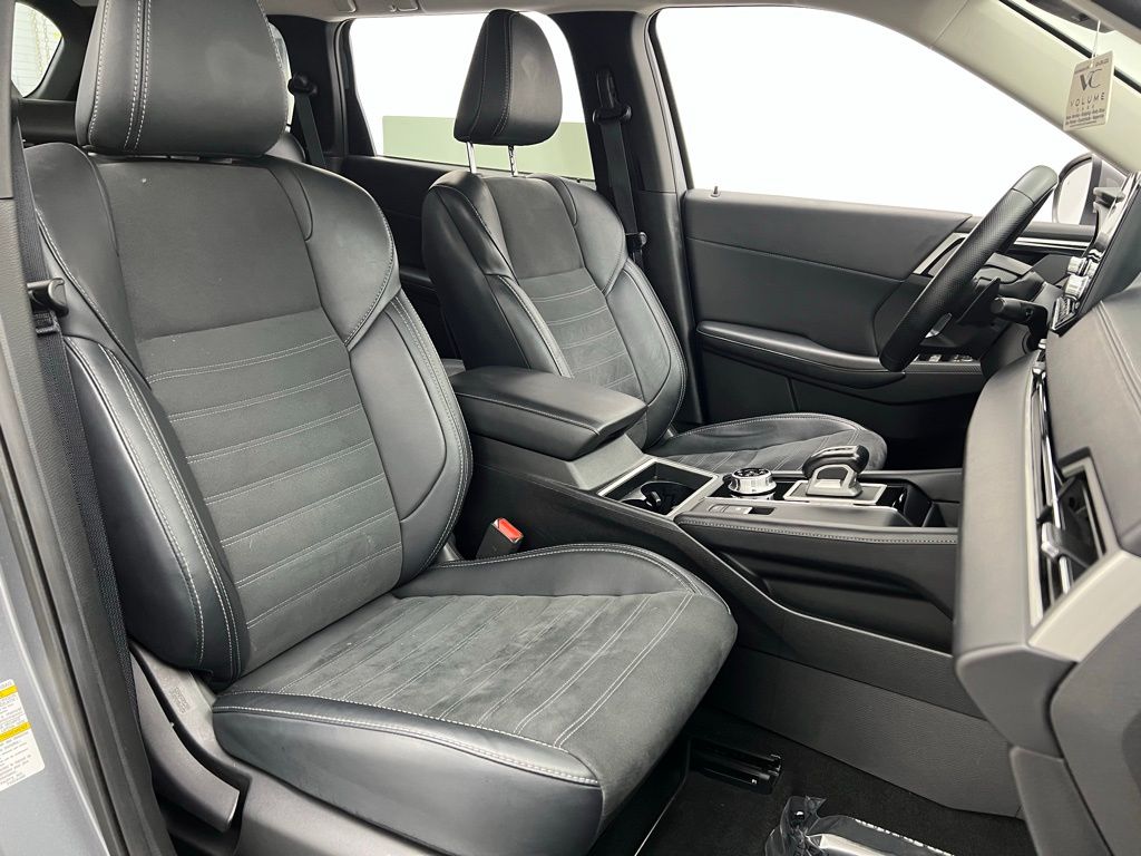 Vehicle image 23 of 43