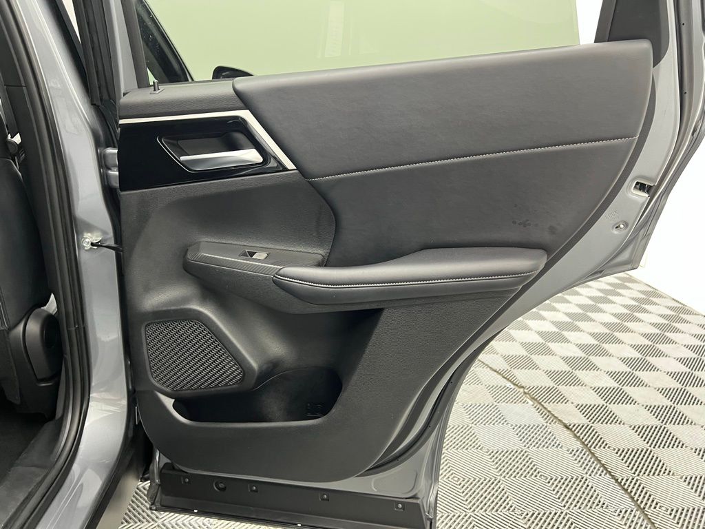 Vehicle image 29 of 43
