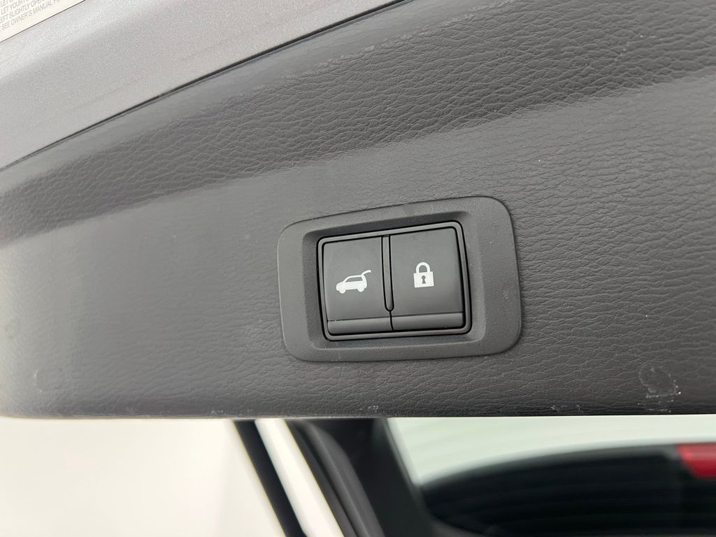 Vehicle image 33 of 43