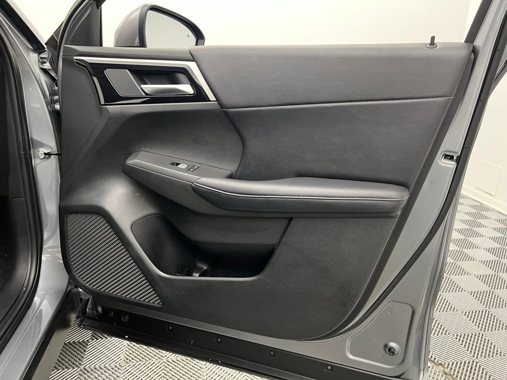 Vehicle image 26 of 43