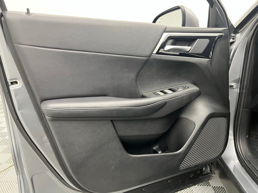 Vehicle image 19 of 43