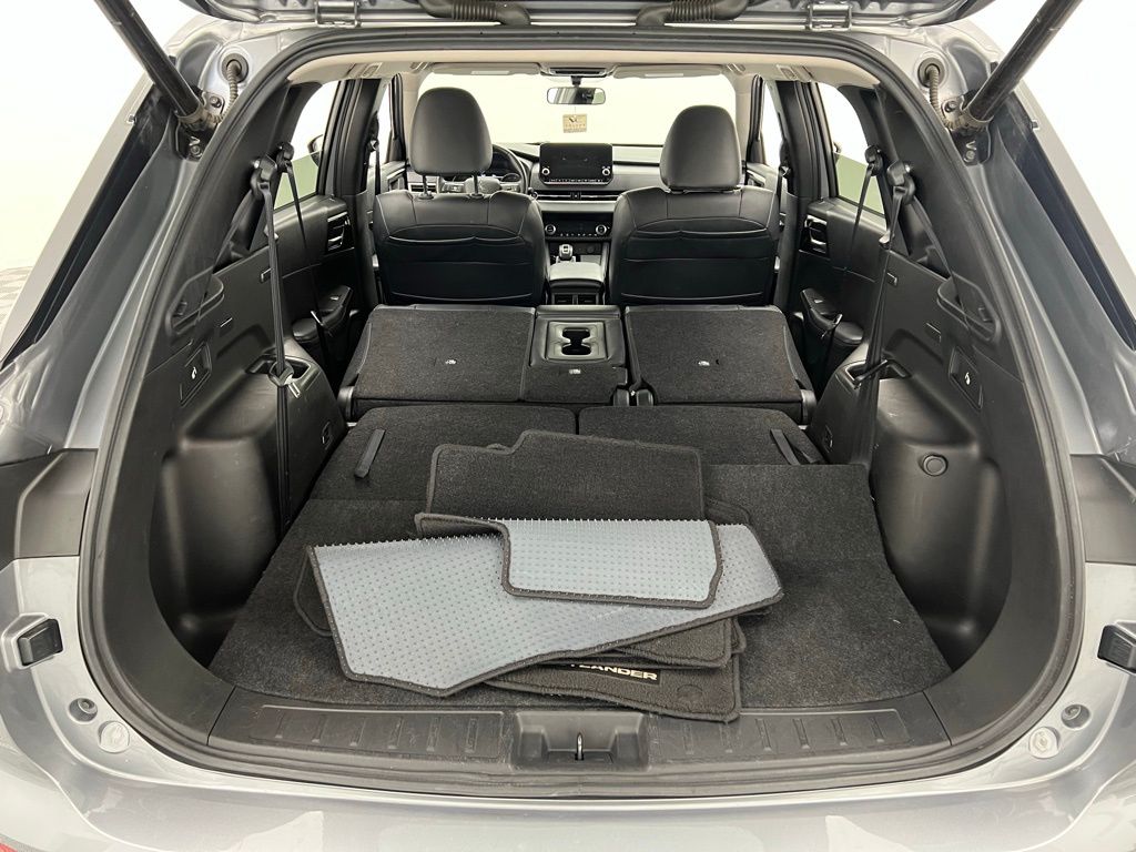Vehicle image 32 of 43