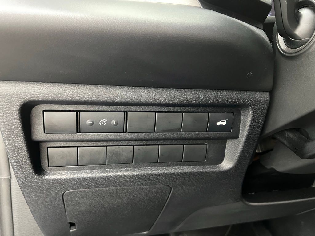 Vehicle image 17 of 43
