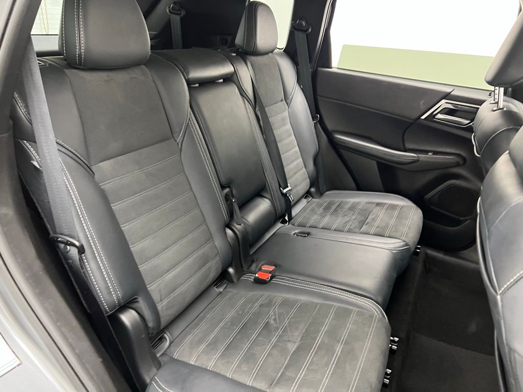 Vehicle image 27 of 43