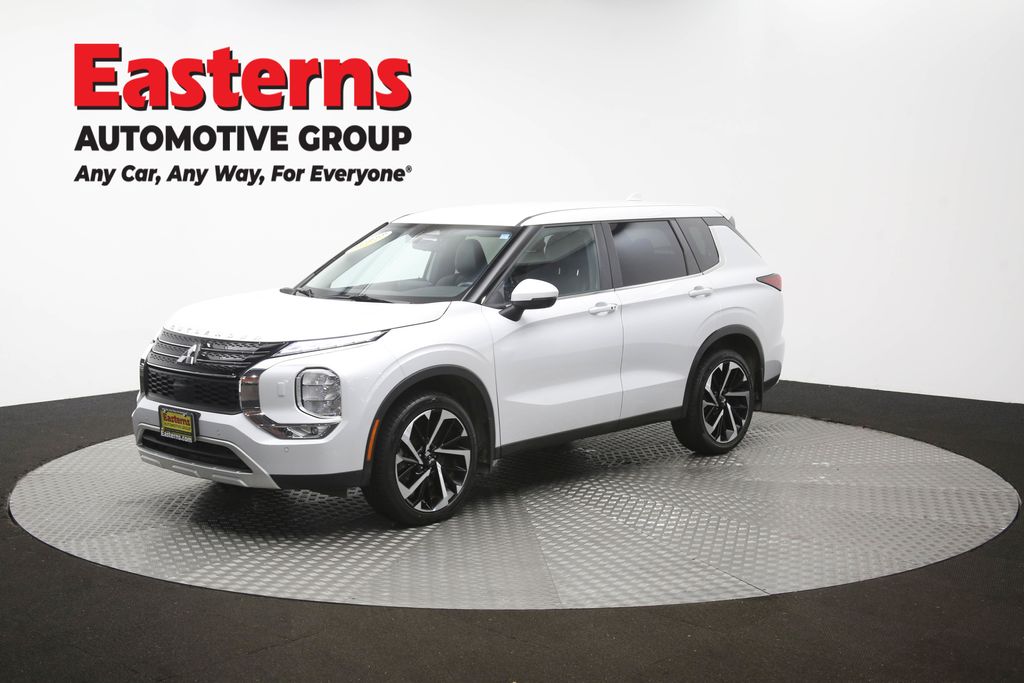 2024 Mitsubishi Outlander SE Image 2 of 64