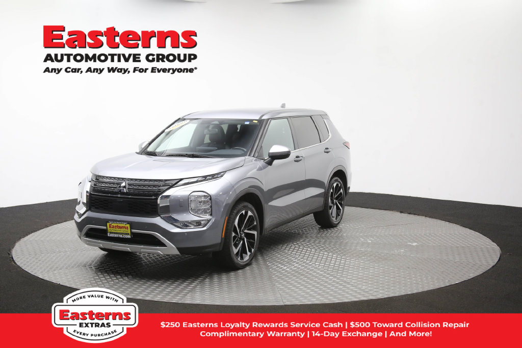 2024 Mitsubishi Outlander SE Image 1 of 67