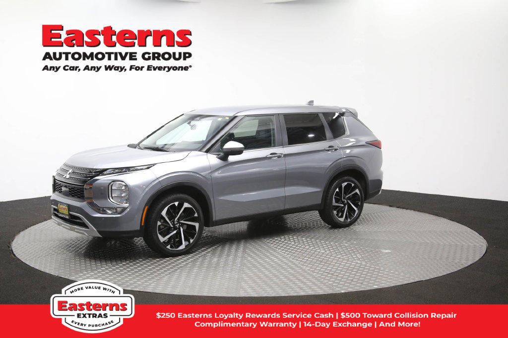 2024 Mitsubishi Outlander SE Image 3 of 67