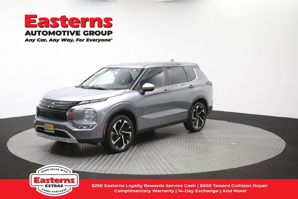 2024 Mitsubishi Outlander SE Image 2 of 67