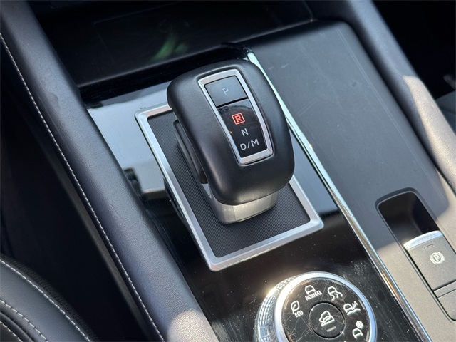 Vehicle image 21 of 25