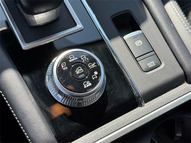 Vehicle image 23 of 25