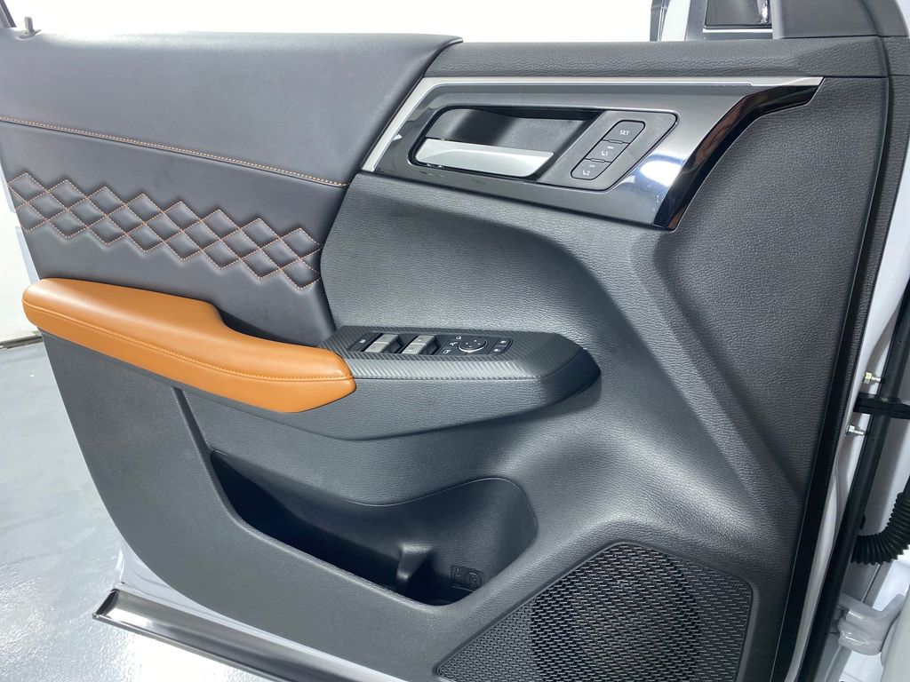 Vehicle image 13 of 29
